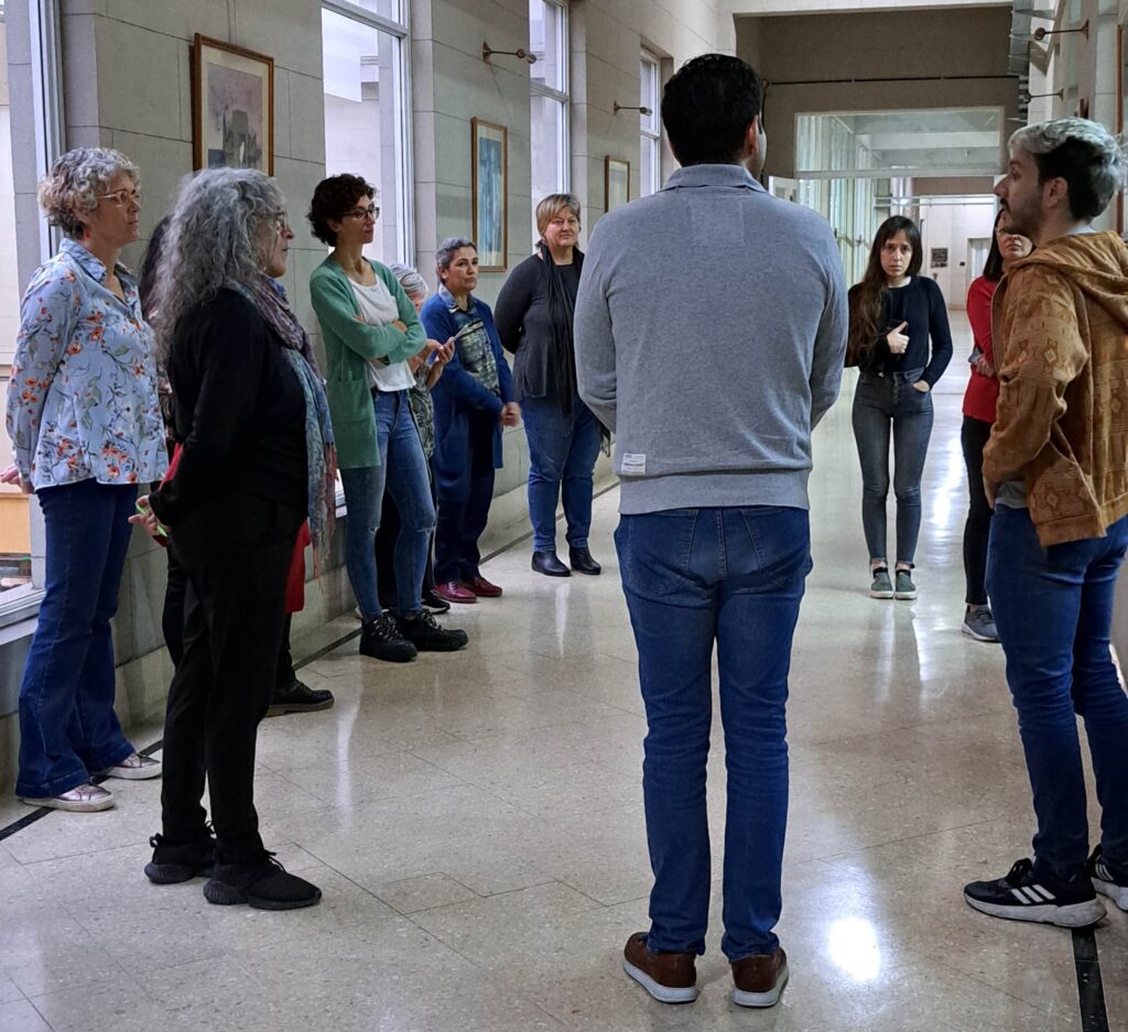 Fotografía del recorrido de la visita guiada a las instalaciones de la Biblioteca.