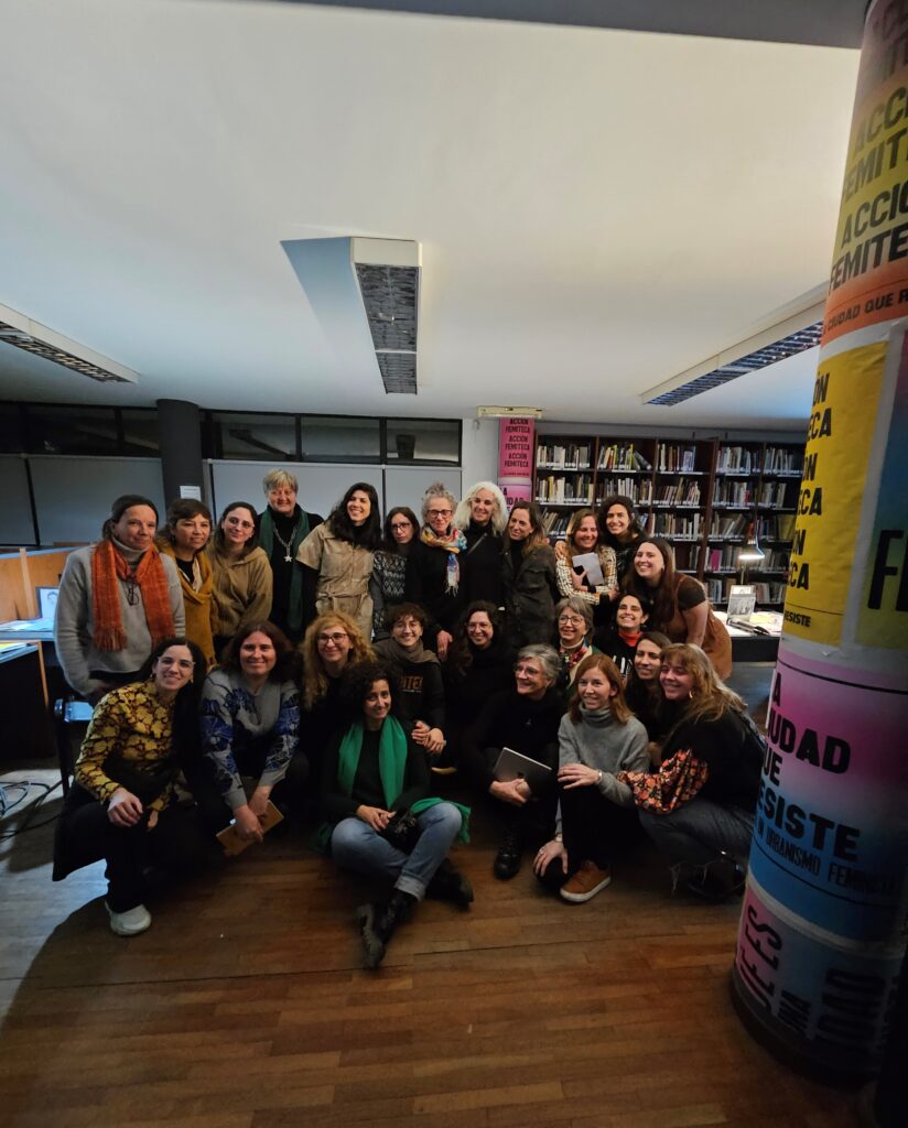 Foto grupal: Integrantes de La Ciudad que Resiste y bibliotecarias de la Biblioteca FAU-UNLP